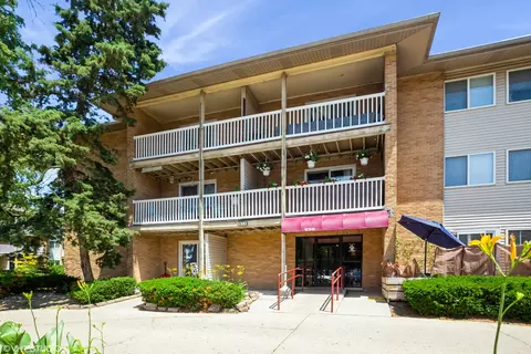 930 Beau Dr #112, Des Plaines, IL 60016