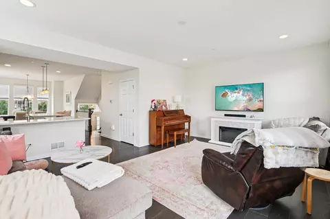 Living - Undisclosed, Naperville, IL 60564 photo 3 of 3