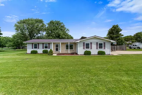 12015 Maple Hill Dr, Farmer City, IL 61842