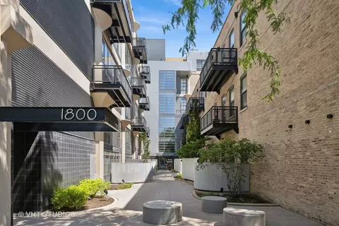 1800 W Grace St #523, Chicago, IL 60613