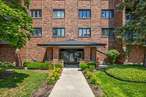9346 Landings Ln #303, Des Plaines, IL 60016