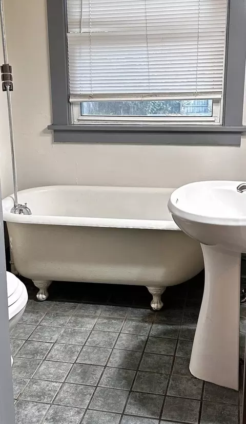 Bath - 321 Morgan St, Elgin, IL 60123 photo 1 of 1