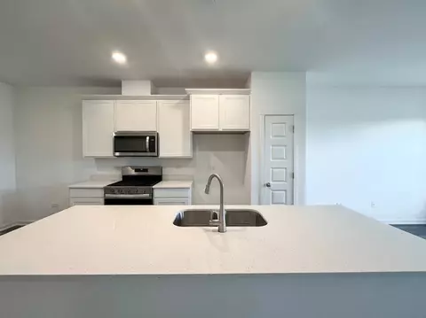 Kitchen - 2116 Bodega Dr, Oswego, IL 60543 photo 3 of 11