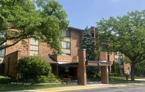 77 Lake Hinsdale Dr #207, Willowbrook, IL 60527