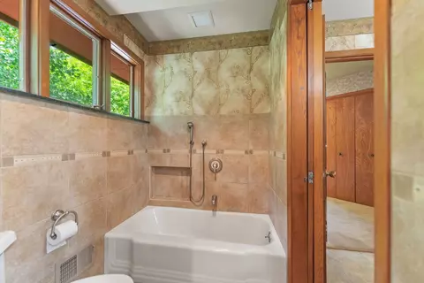 Bath - 4303 Singleton Close, Rockford, IL 61114 photo 4 of 7