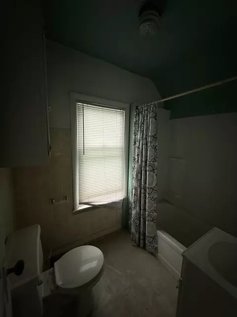 Bath - 1571 E Bourbonnais St, Kankakee, IL 60901 photo 1 of 1