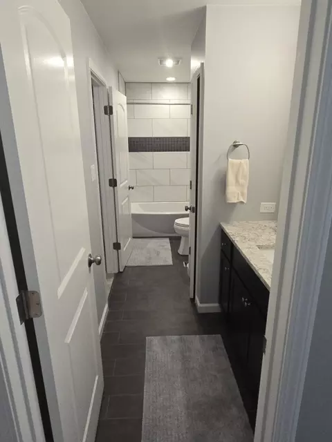 Bath - 8201 Daniel Dr, Justice, IL 60458 photo 2 of 2
