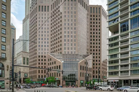 950 N Michigan Ave #4502, Chicago, IL 60611