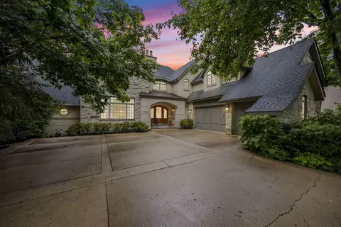 2255 Hills Oak Ct, Lisle, IL 60532