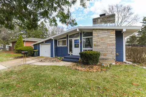 144 Crestwood Dr, East Dundee, IL 60118