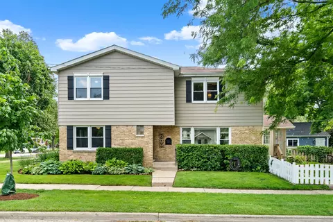 15 E Fairview St, Arlington Heights, IL 60005
