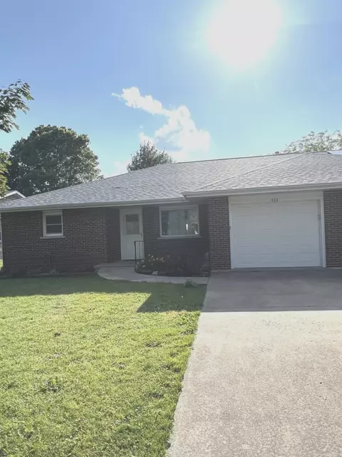 422 N 4th St, Cissna Park, IL 60924