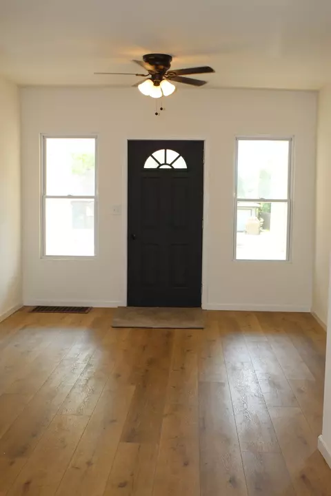 Entry Way - 534 Mohawk St, Joliet, IL 60432 photo 1 of 4