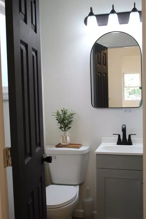 Bath - 534 Mohawk St, Joliet, IL 60432 photo 2 of 3