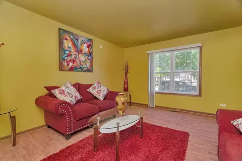 Living - 4218 Glenlo Dr, Plainfield, IL 60586 photo 2 of 5
