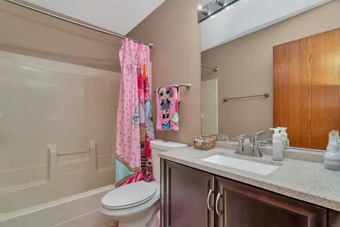 Bath - 4218 Glenlo Dr, Plainfield, IL 60586 photo 4 of 4