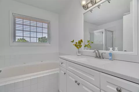 Bath - 4218 Glenlo Dr, Plainfield, IL 60586 photo 1 of 4