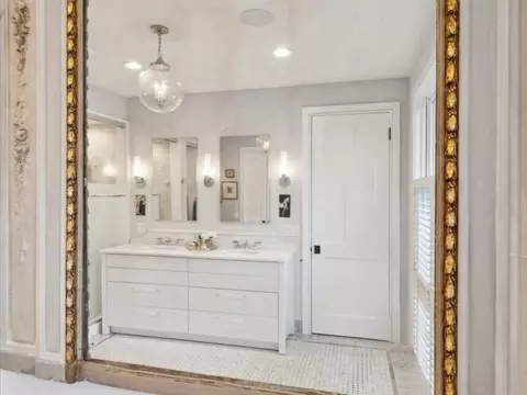 Bath - 305 Maple Row Ave, Northfield, IL 60093 photo 4 of 12