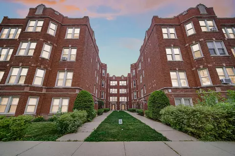 4834 W Henderson St #1B, Chicago, IL 60641