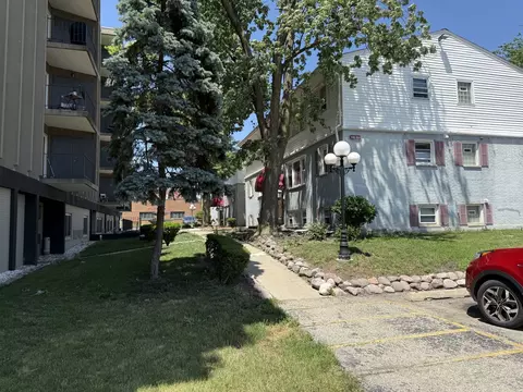 9513 Kelvin Ln #2111, Schiller Park, IL 60176