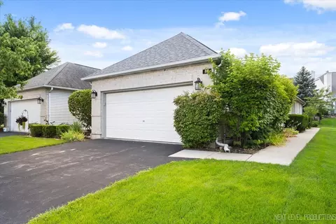 805 Thornwood Dr, Saint Charles, IL 60174