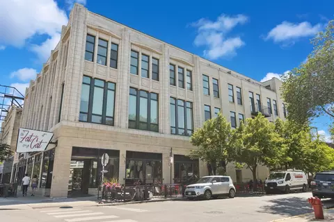 1215 W Gunnison St #202, Chicago, IL 60640