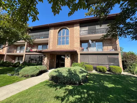 11111 Heritage Dr #2A, Palos Hills, IL 60465