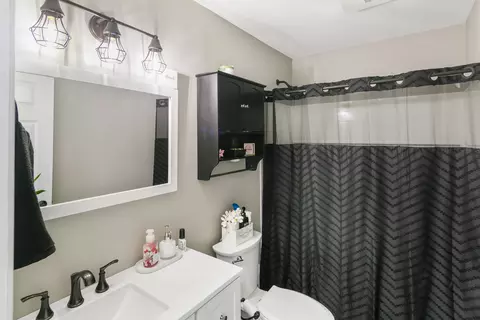 Bath - 895 Fieldside Ln, Aurora, IL 60504 photo 1 of 2