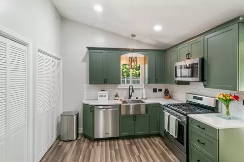 Kitchen - 895 Fieldside Ln, Aurora, IL 60504 photo 1 of 2