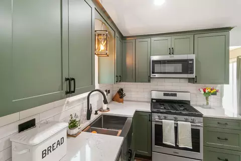 Kitchen - 895 Fieldside Ln, Aurora, IL 60504 photo 2 of 2