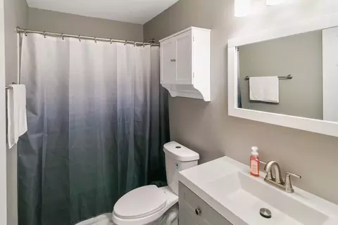 Bath - 895 Fieldside Ln, Aurora, IL 60504 photo 2 of 2
