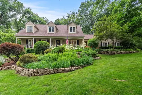 124 Hidden Oaks Dr, Barrington, IL 60010