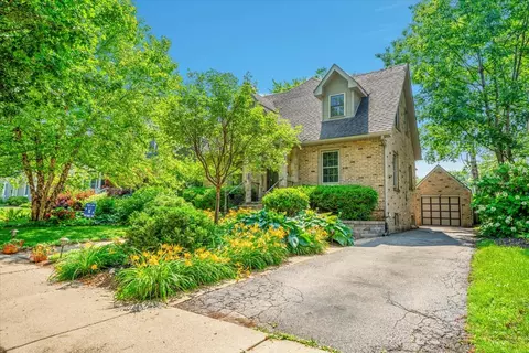 14 S George St, Mount Prospect, IL 60056