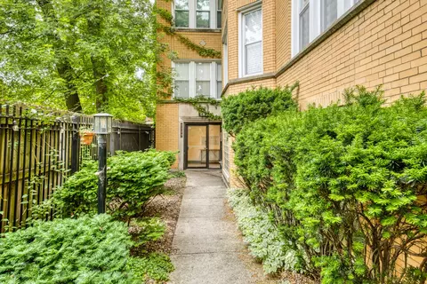 2229 N Kimball Ave #2W, Chicago, IL 60647