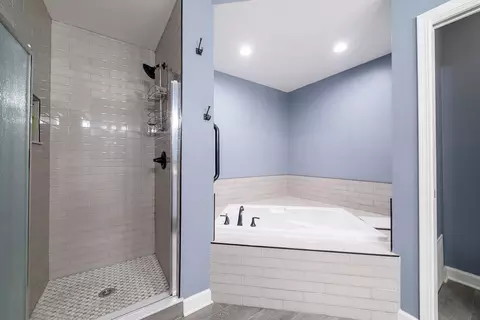 Bath - 2001 Jeffrey Ln, Elgin, IL 60123 photo 3 of 4