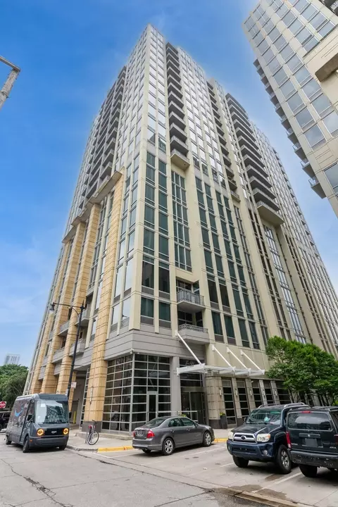 700 N Larrabee St #1205, Chicago, IL 60654