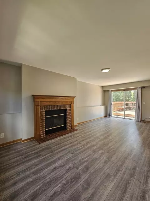 Living - 457 Hadley Ct, Bartlett, IL 60103 photo 5 of 8