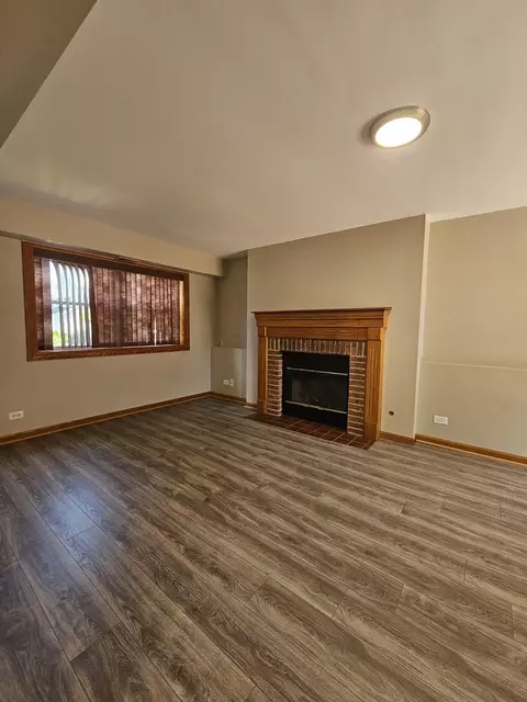 Living - 457 Hadley Ct, Bartlett, IL 60103 photo 7 of 8