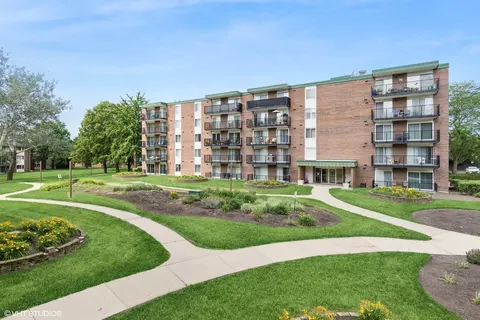 5 S040 Pebblewood Ln #E201, Naperville, IL 60563