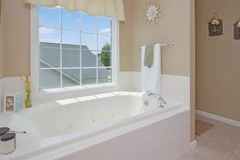 Bath - 3115 Sable Oaks Rd, Bloomington, IL 61704 photo 4 of 15