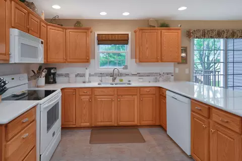 Kitchen - 3115 Sable Oaks Rd, Bloomington, IL 61704 photo 7 of 18