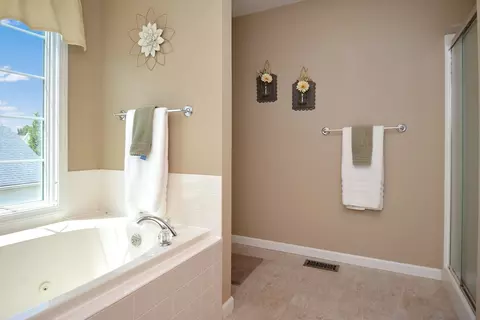 Bath - 3115 Sable Oaks Rd, Bloomington, IL 61704 photo 6 of 15