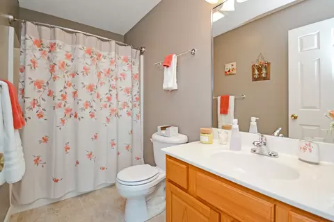 Bath - 3115 Sable Oaks Rd, Bloomington, IL 61704 photo 11 of 15