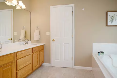 Bath - 3115 Sable Oaks Rd, Bloomington, IL 61704 photo 8 of 15