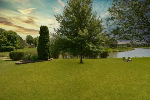 Exterior - 3115 Sable Oaks Rd, Bloomington, IL 61704 photo 2 of 11