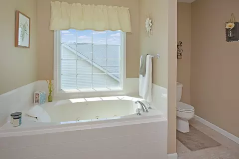 Bath - 3115 Sable Oaks Rd, Bloomington, IL 61704 photo 5 of 15