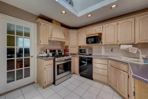 Kitchen - 1213 Rose Ct, Bartlett, IL 60103 photo 3 of 5