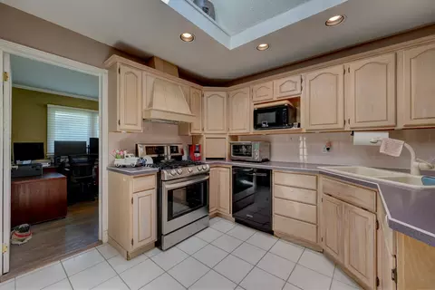 Kitchen - 1213 Rose Ct, Bartlett, IL 60103 photo 2 of 5