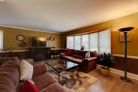 Living - 1213 Rose Ct, Bartlett, IL 60103 photo 2 of 4