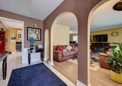 Entry Way - 1213 Rose Ct, Bartlett, IL 60103 photo 1 of 3